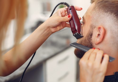 woma-shaving-man-s-beard-barbershop